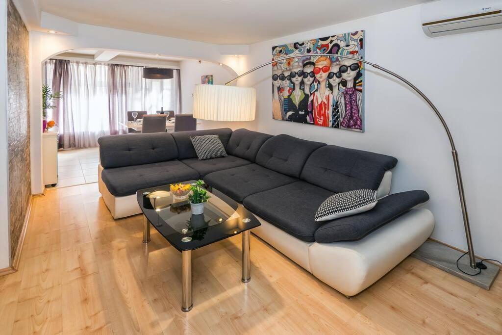 Relaxing 2Bd Apartment, Ground Floor - Walk To Old Town สปลิท ภายนอก รูปภาพ