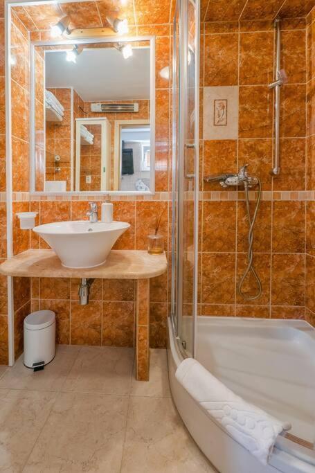 Relaxing 2Bd Apartment, Ground Floor - Walk To Old Town สปลิท ภายนอก รูปภาพ