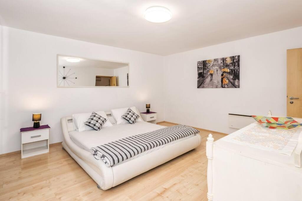 Relaxing 2Bd Apartment, Ground Floor - Walk To Old Town สปลิท ภายนอก รูปภาพ