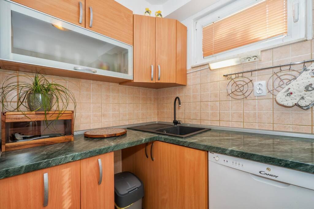 Relaxing 2Bd Apartment, Ground Floor - Walk To Old Town สปลิท ภายนอก รูปภาพ